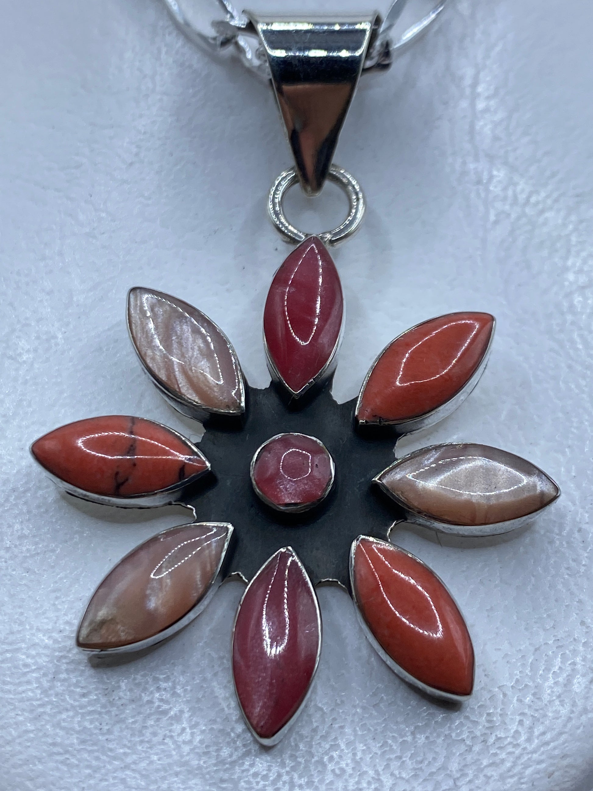 Dije flor de plata .925 con ocho pétalos de coral rojo y rosa sobre cadena de plata