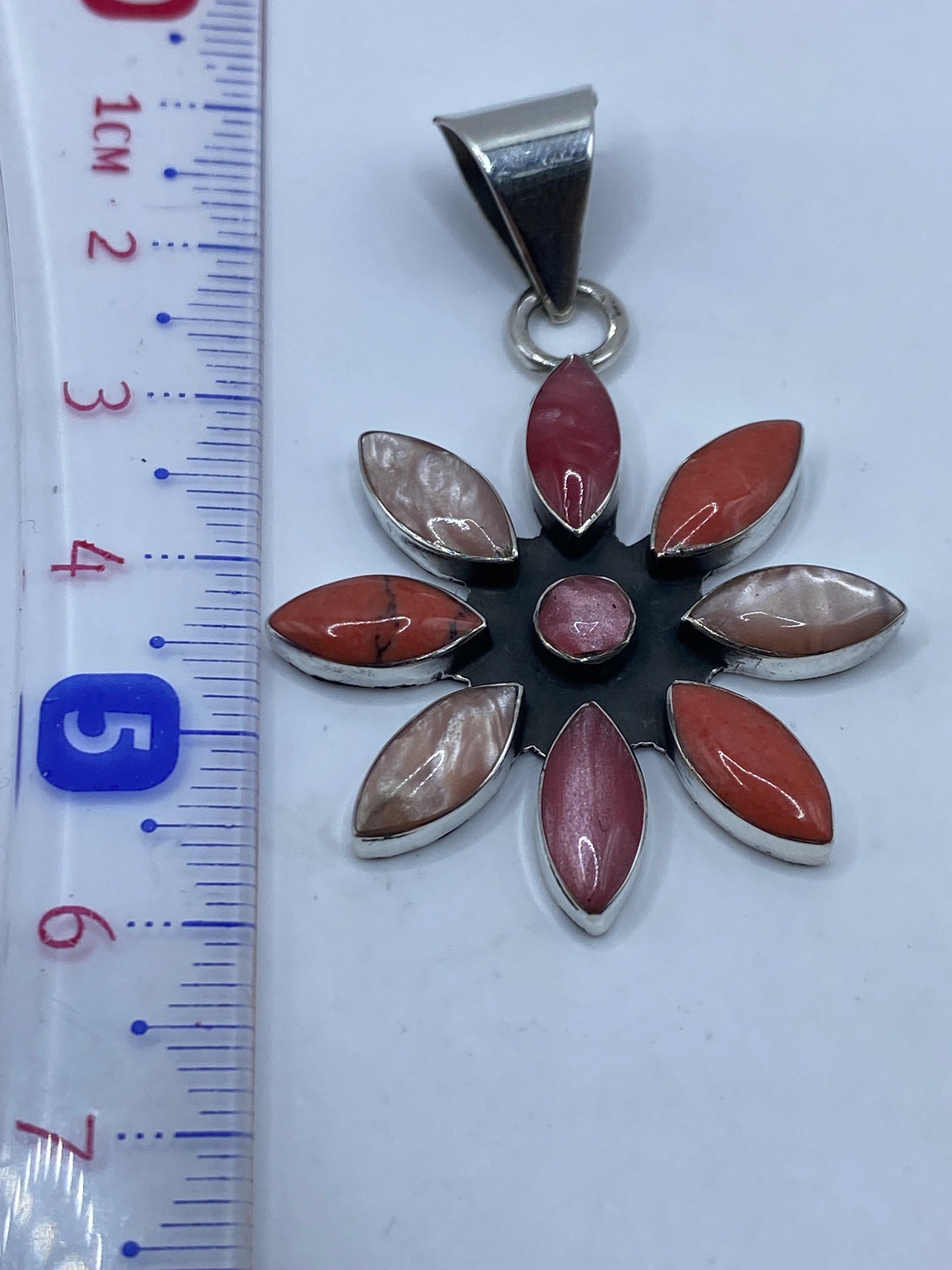 Marca de contraste .925 en el reverso del dije flor de plata