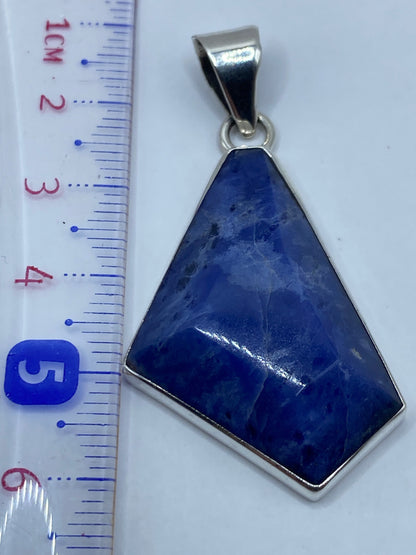 Dije sobre regla centimétrica mostrando 6 cm de largo sin cadena