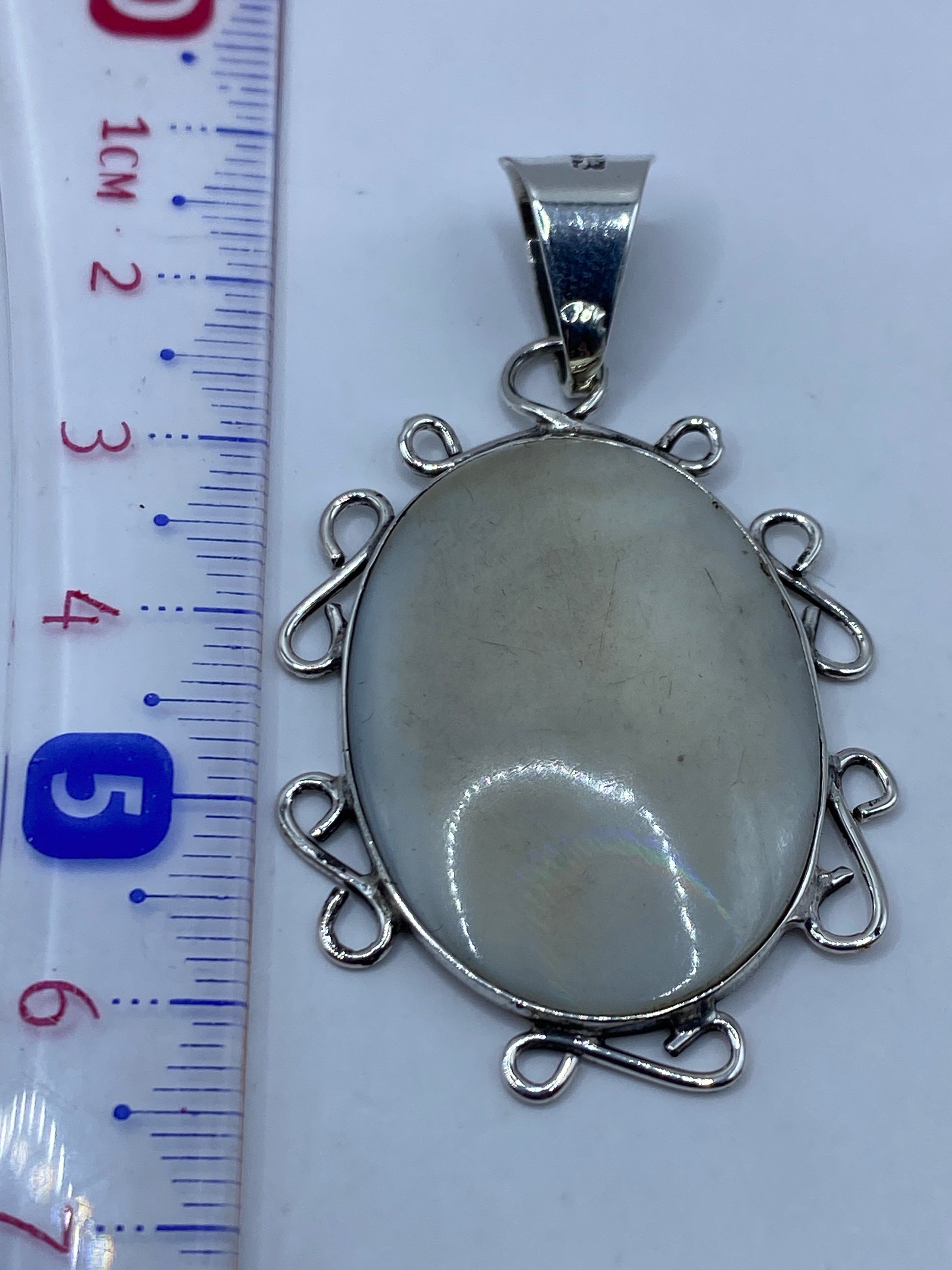 Medición del dije junto a regla: 6.1 cm de largo total, hecho a medida en Taxco