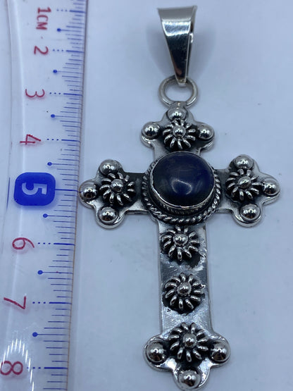 Dije cruz de plata sobre cadena figaro, vista frontal completa