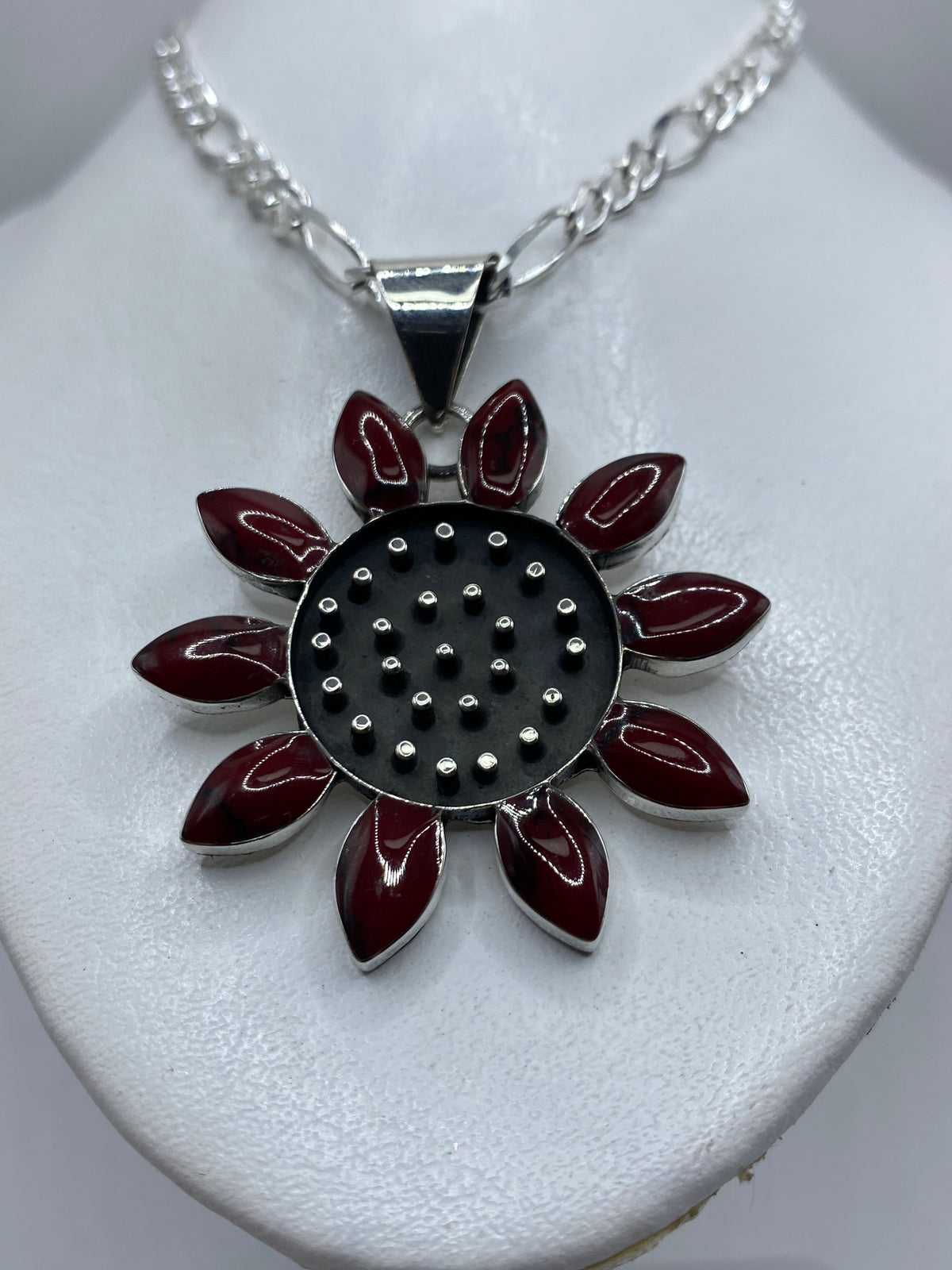 Detalle del engaste de coral rojo en plata, con esferas de plata en el núcleo
