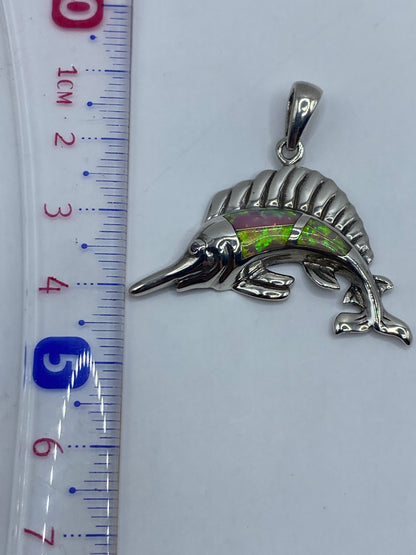 Reverso del dije pez mostrando el acabado en espejo y marca de plata