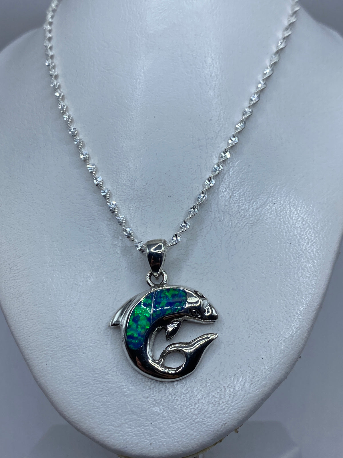 Detalle del ópalo de fuego mostrando los tonos azul y verde