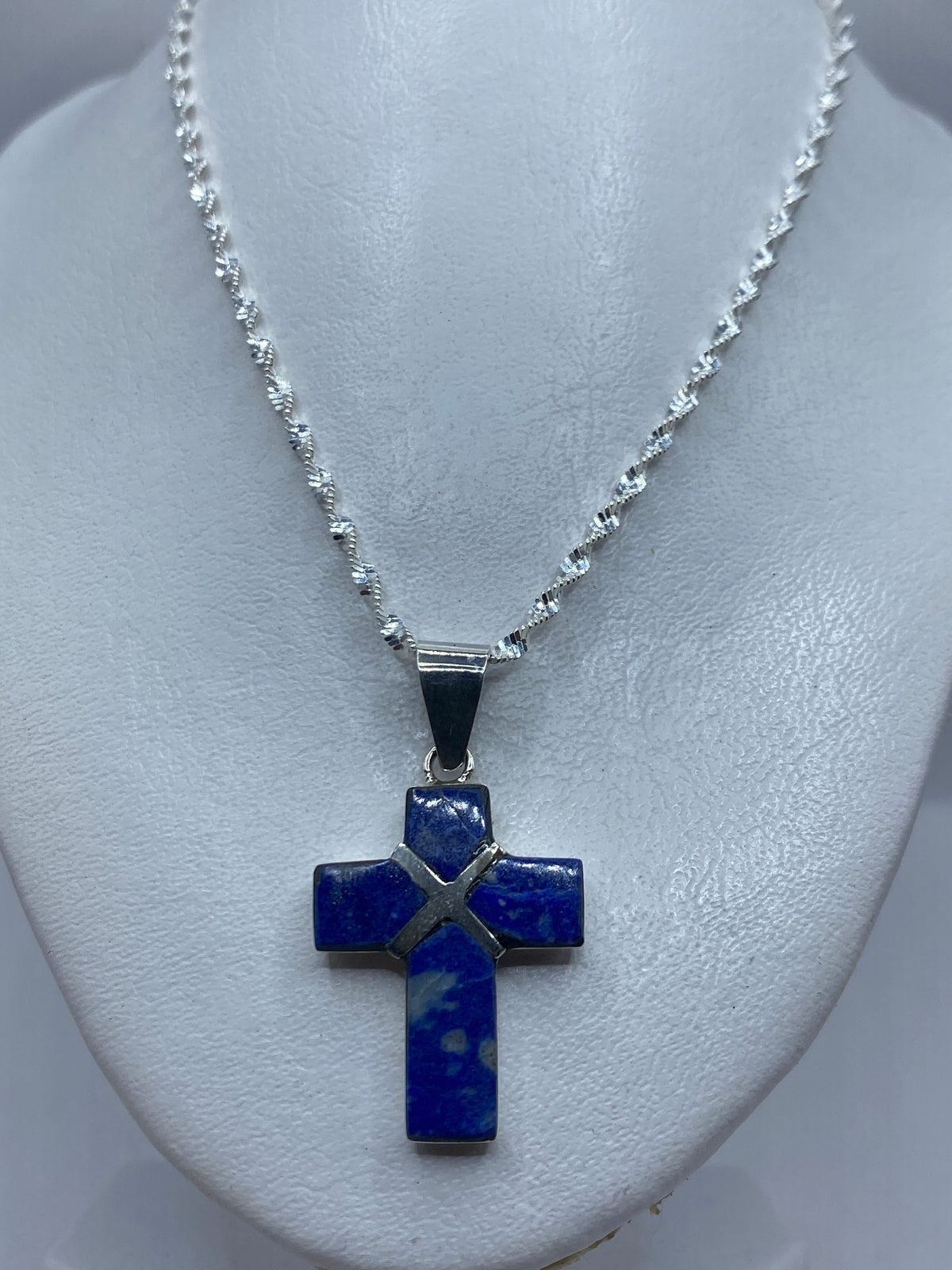 Cruz de plata engastada con lapislázuli, detalle del engaste a mano y el Quinto 950