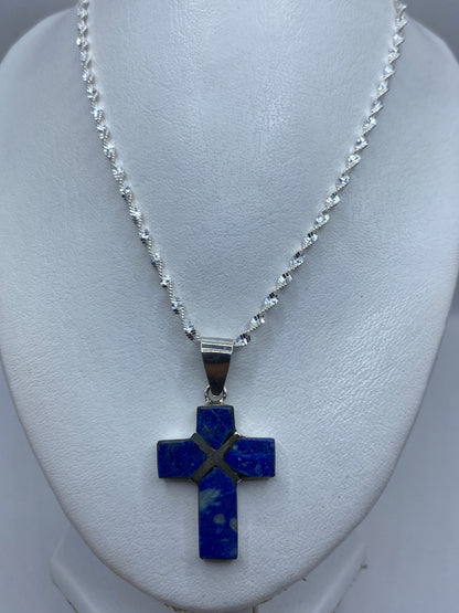 Dije cruz de 4.6 cm largo junto a regla de medición, mostrando tamaño real