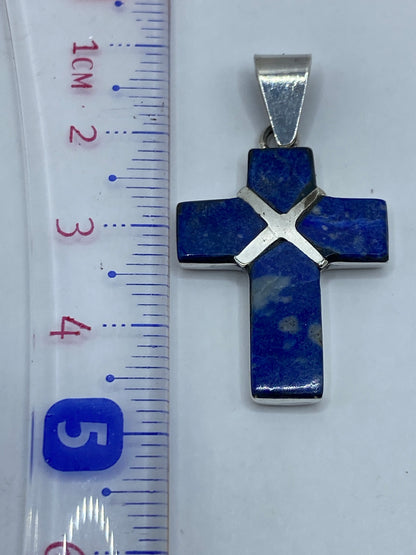 Reverso de la cruz de plata con marca de Quinto 950 y acabado pulido