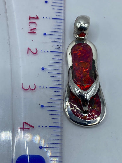 Dije sobre regla midiendo 4.1 cm de largo, foto de referencia de tamaño