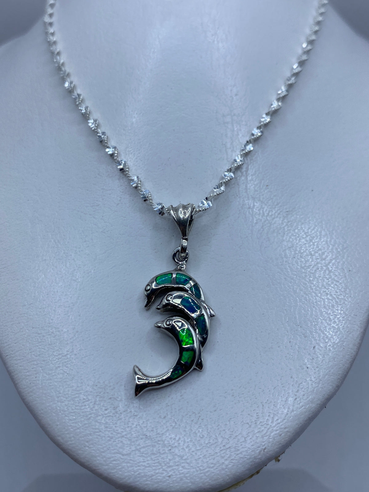 Detalle del ópalo de fuego azul engastado a mano en la pieza de plata