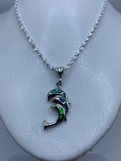 Detalle del ópalo de fuego azul engastado a mano en la pieza de plata