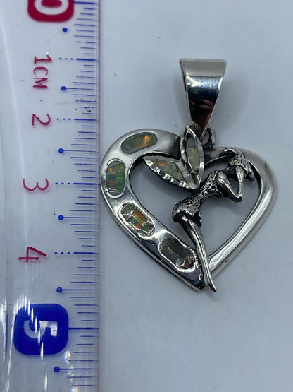 Dije de plata .950 en la mano mostrando el tamaño de 4.6 cm