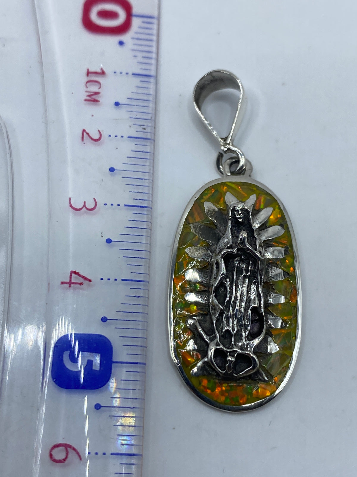 Reverso del dije mostrando el Quinto 950 grabado en plata pura