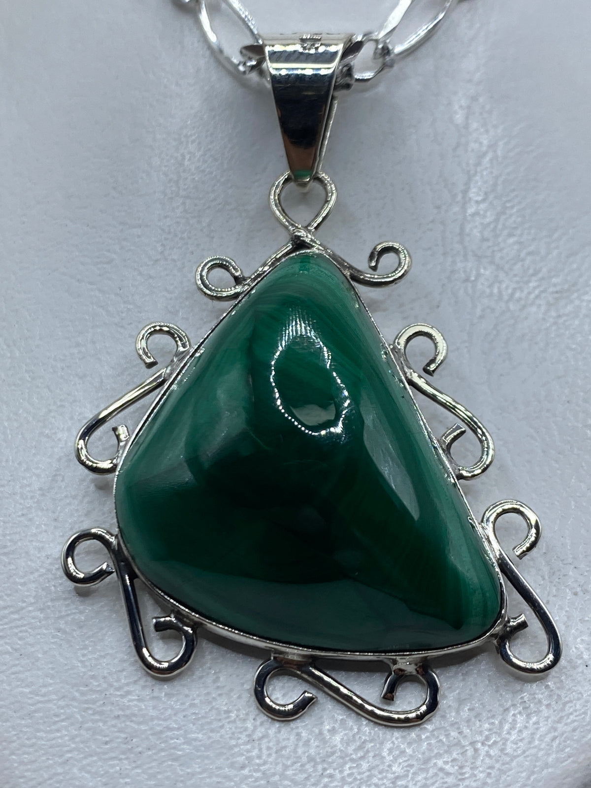 Dije de plata .950 con malaquita verde oscuro en forma de gota, asa de plata ornamentada