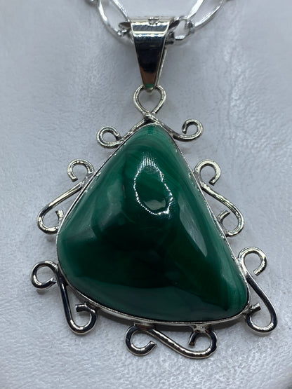 Dije de plata .950 con malaquita verde oscuro en forma de gota, asa de plata ornamentada