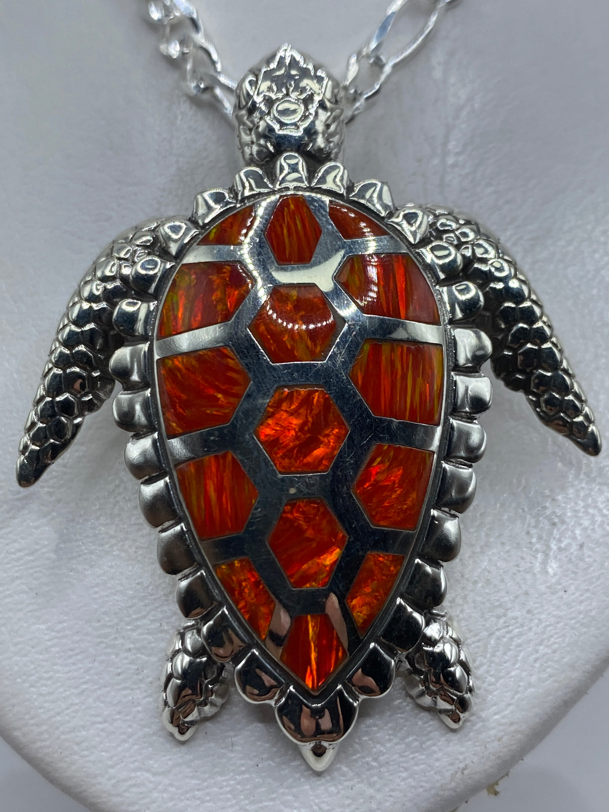 Dije tortuga de plata .950 con ópalo de fuego naranja, detalle frontal del caparazón y granulado