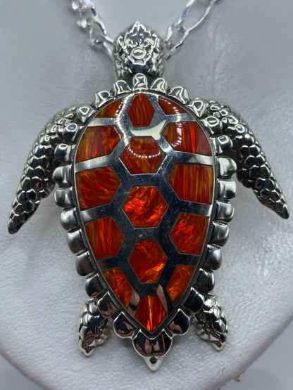 Dije tortuga de plata .950 con ópalo de fuego naranja, detalle frontal del caparazón y granulado