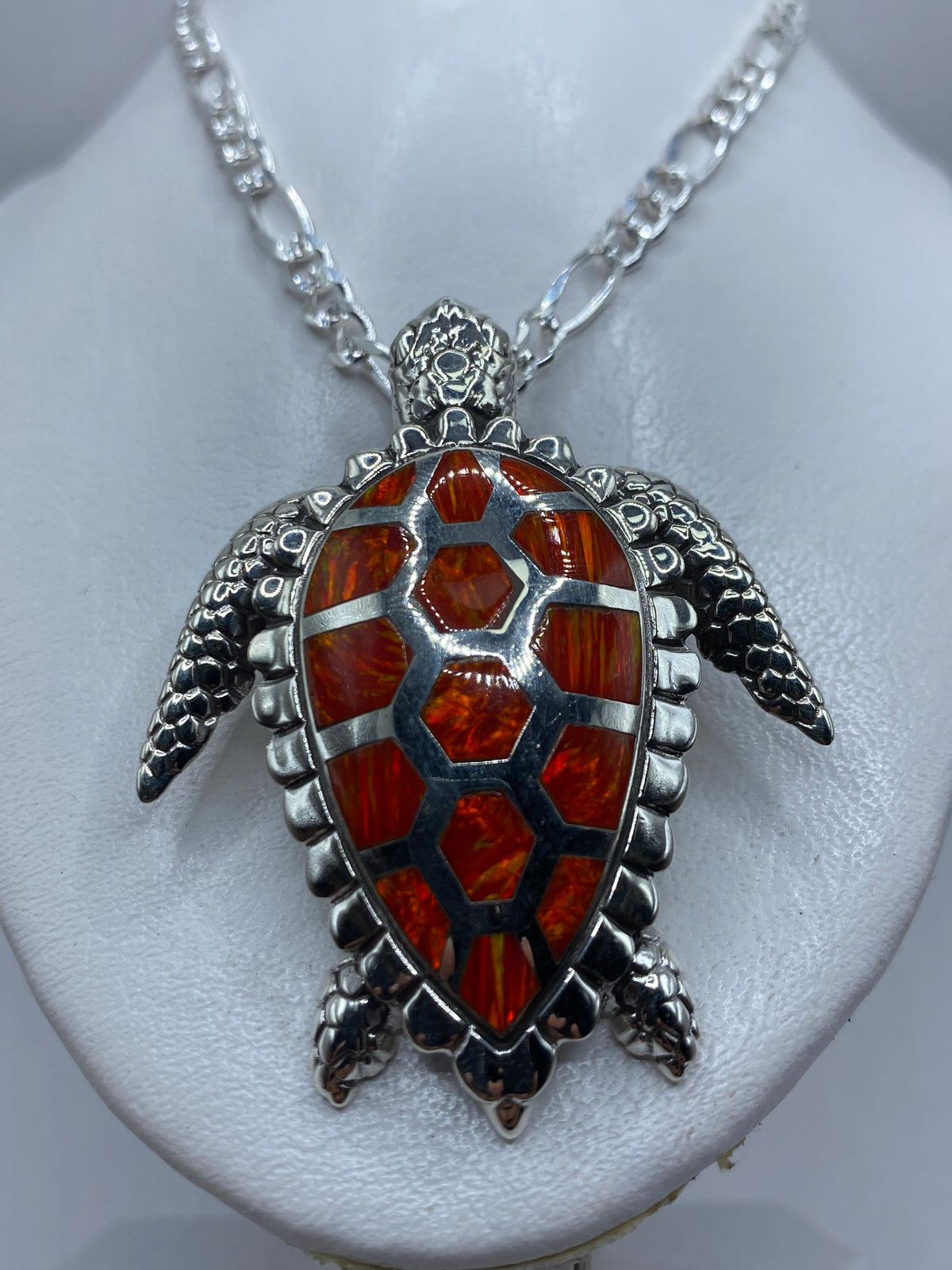 Tortuga de plata .950 con alas extendidas, mostrando la incrustación de ópalo en cada segmento