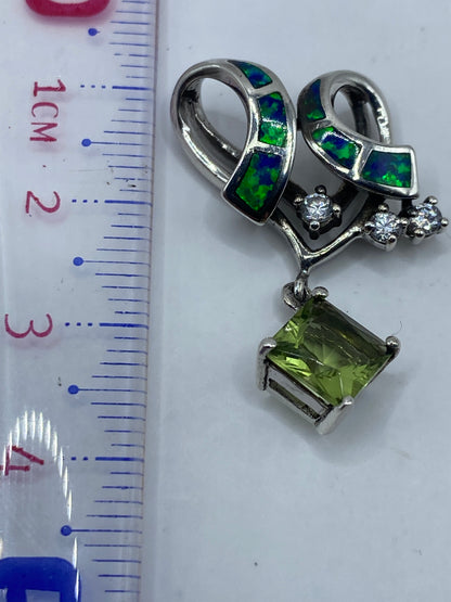 Detalle lateral del engaste a mano del ópalo dentro del corazón de plata