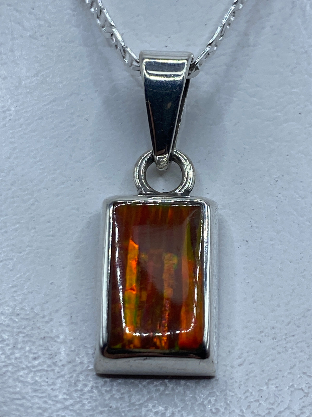 Dije de plata .950 con ópalo de fuego naranja engastado, colgante con cadena