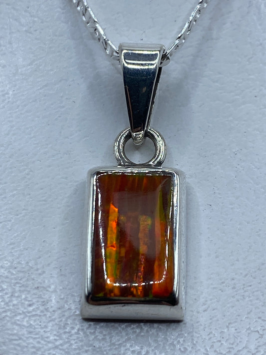 Dije de plata .950 con ópalo de fuego naranja engastado, colgante con cadena