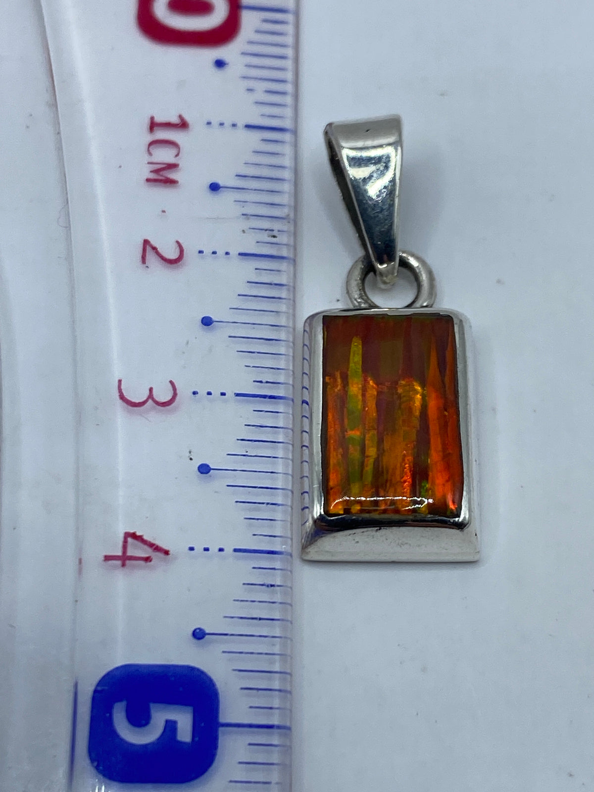 Reverso del dije mostrando el grabado del Quinto .950 en la plata