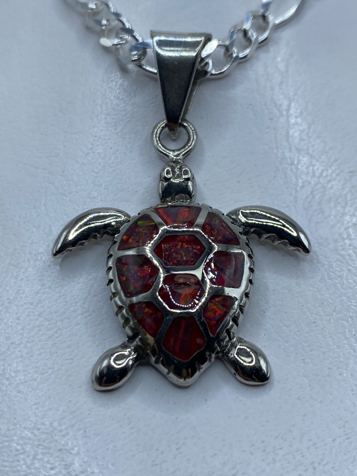 Dije de tortuga marina en plata .925 con ópalo de fuego rojo engastado a mano