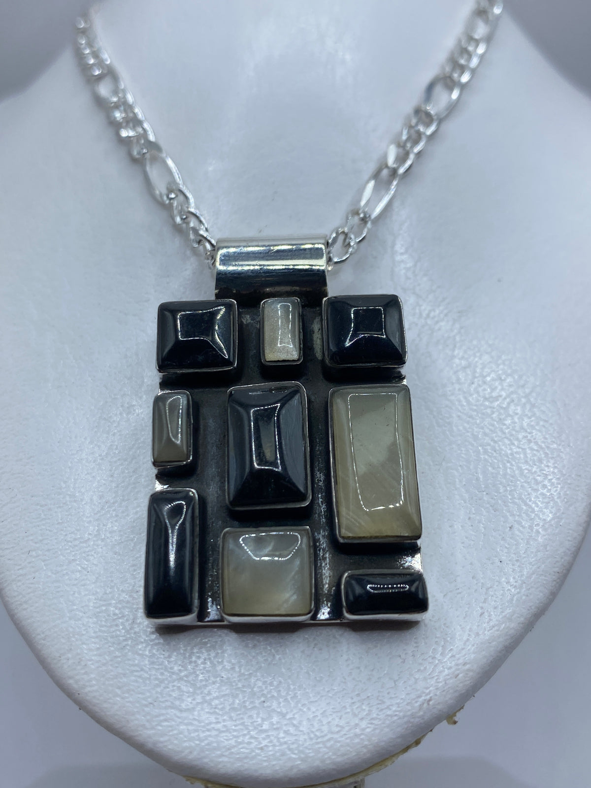 Detalle de la incrustación de ónix negro y el engaste de plata .950