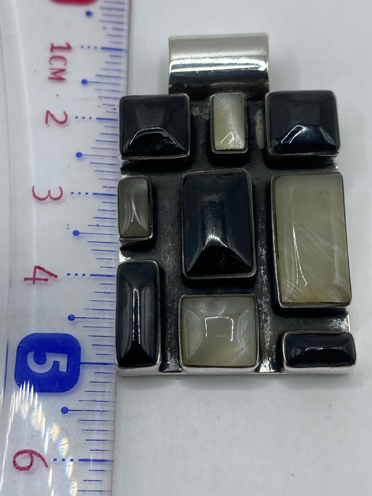 Dije de 5 cm de largo en la mano, proporción real de uso
