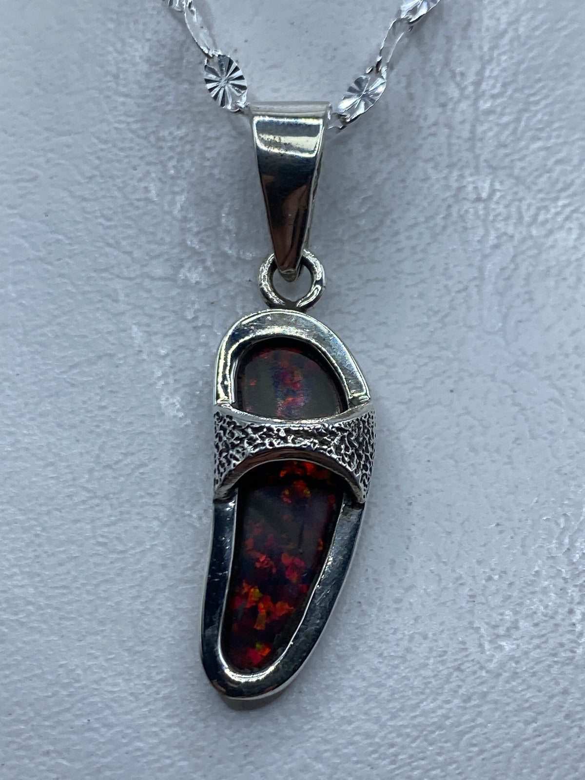 Dije de plata .950 con ópalo de fuego rojo engastado a mano, 4.5 cm de largo