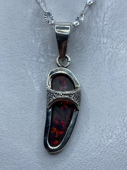 Dije de plata .950 con ópalo de fuego rojo engastado a mano, 4.5 cm de largo