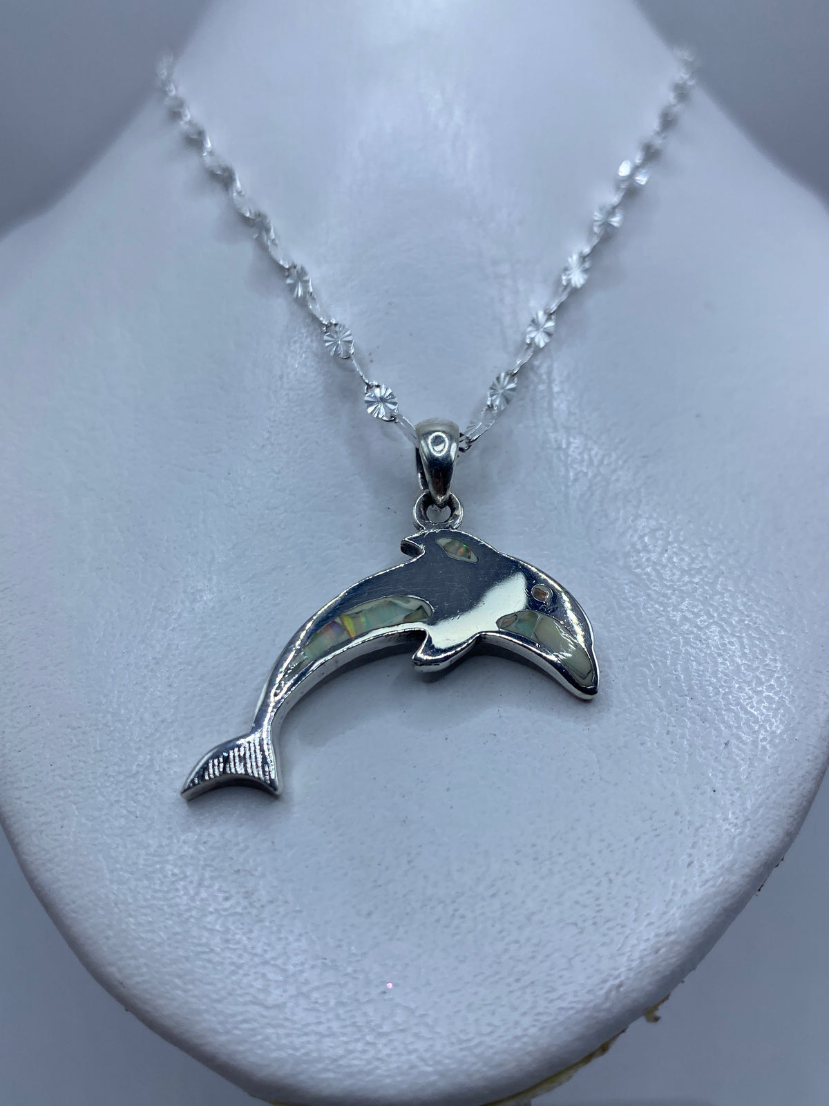 Detalle del ópalo de fuego con reflejos iridiscentes multicolor engastado en plata pura