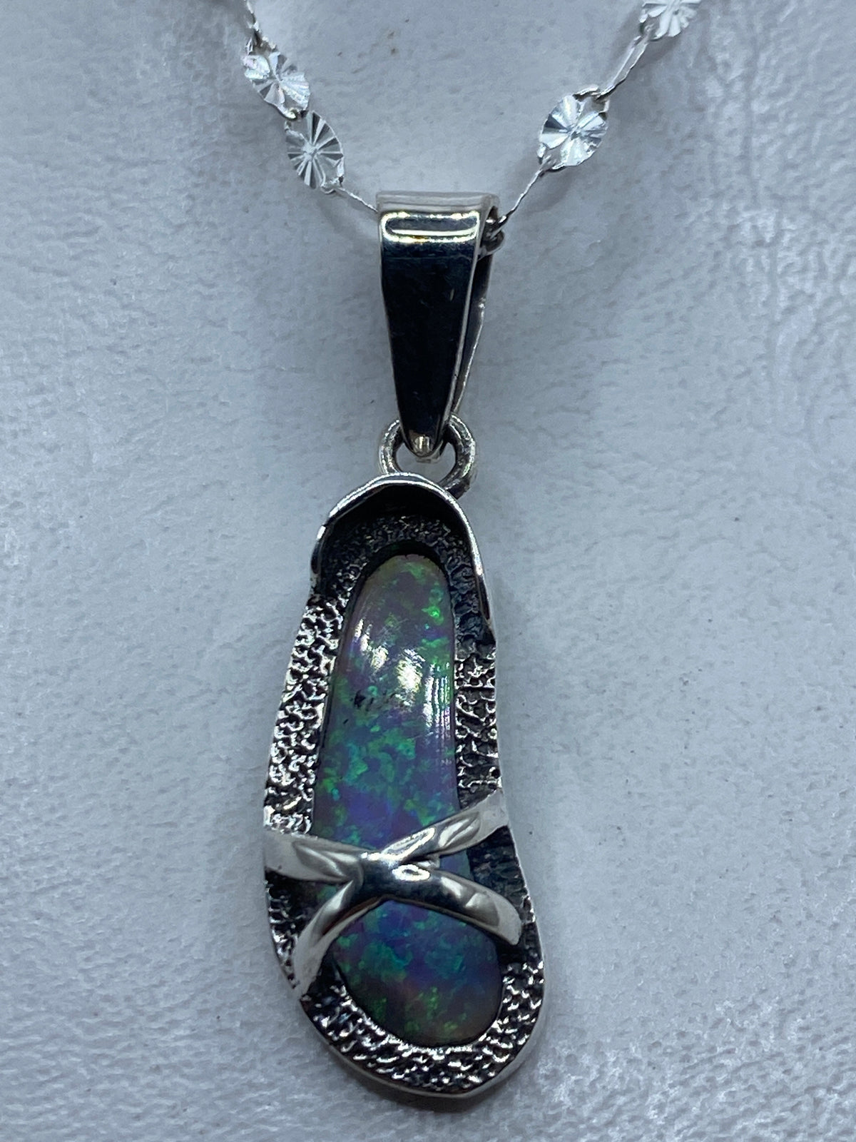 Dije de plata .950 con ópalo de fuego azul cielo, largo 4.3 cm, en cadena de eslabones plateados