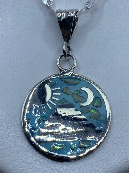 Dije de plata .925 con ópalo de fuego azul cielo: luna, sol y montaña — diseño celestial de 4.5 cm
