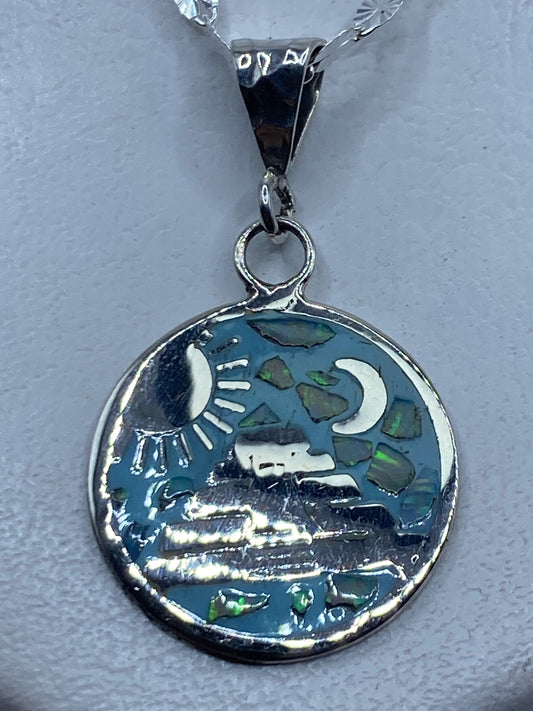 Dije de plata .925 con ópalo de fuego azul cielo: luna, sol y montaña — diseño celestial de 4.5 cm