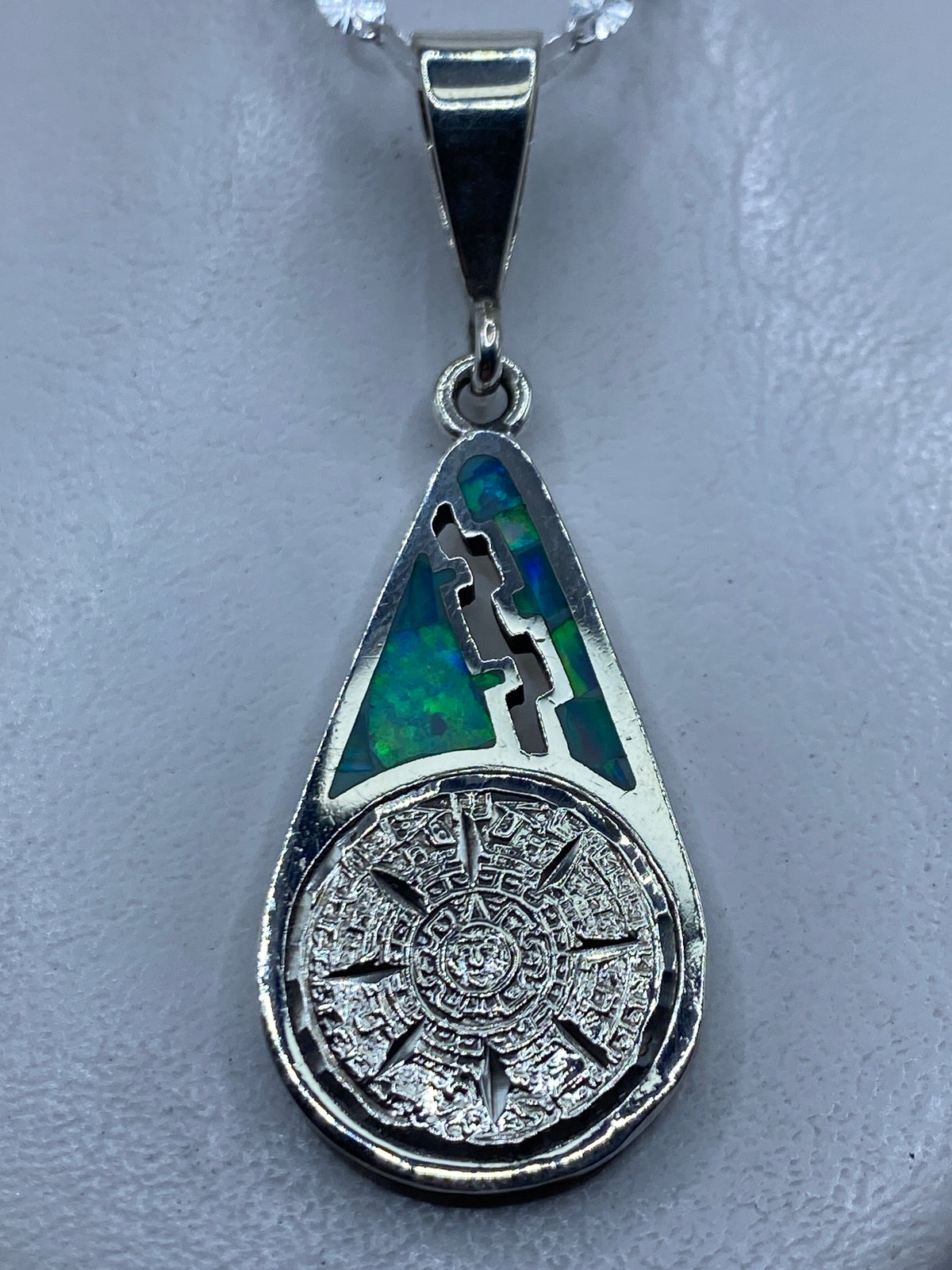 Dije de plata .950 con calendario azteca y ópalo de fuego azul cielo, forma de gota de 5.7 cm
