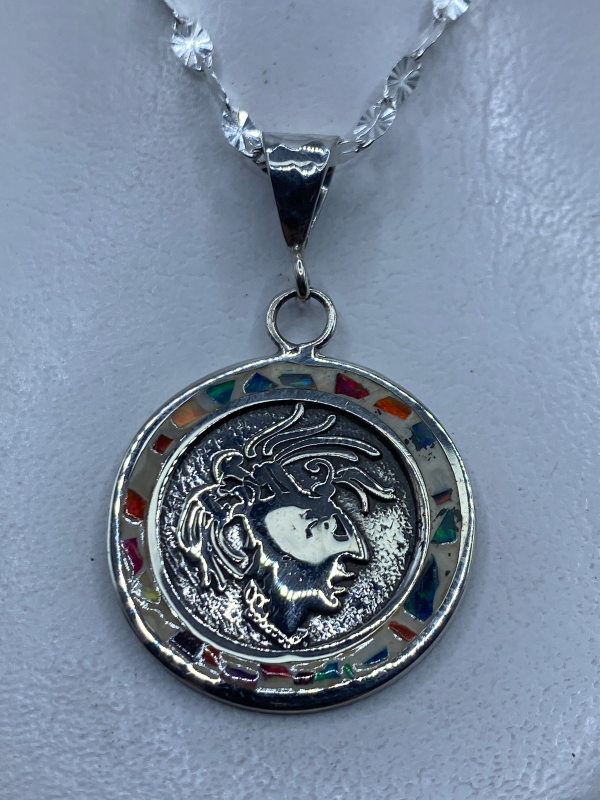 Dije de plata con rostro prehispánico y ópalo de fuego multicolor engastado
