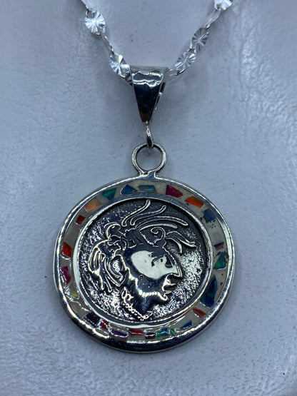 Dije de plata con rostro prehispánico y ópalo de fuego multicolor engastado
