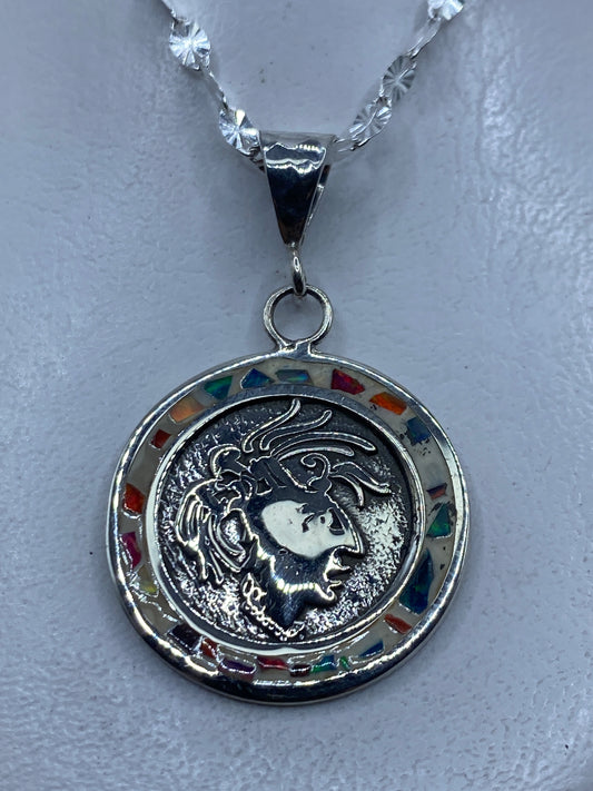 Dije de plata con rostro prehispánico y ópalo de fuego multicolor engastado