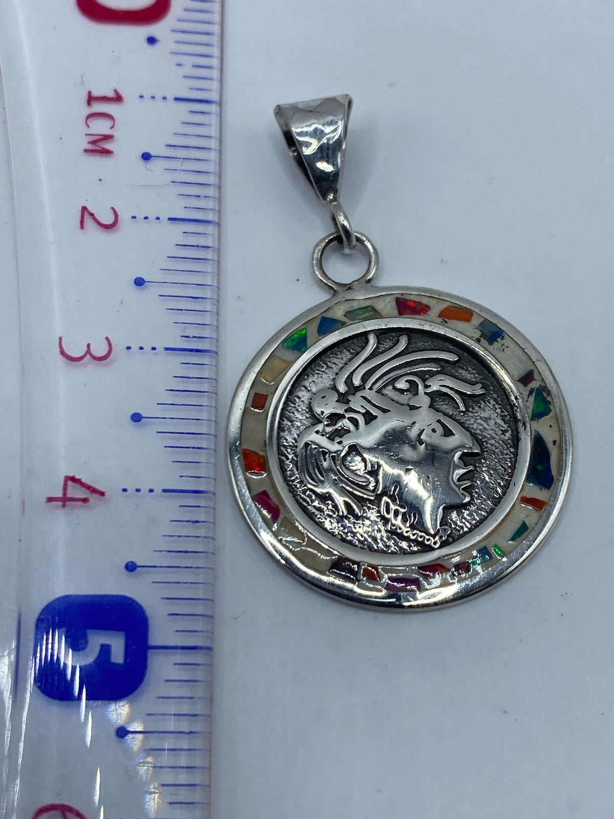 Dije de plata .925 con Quinto, rostro prehispánico sobre fondo gris