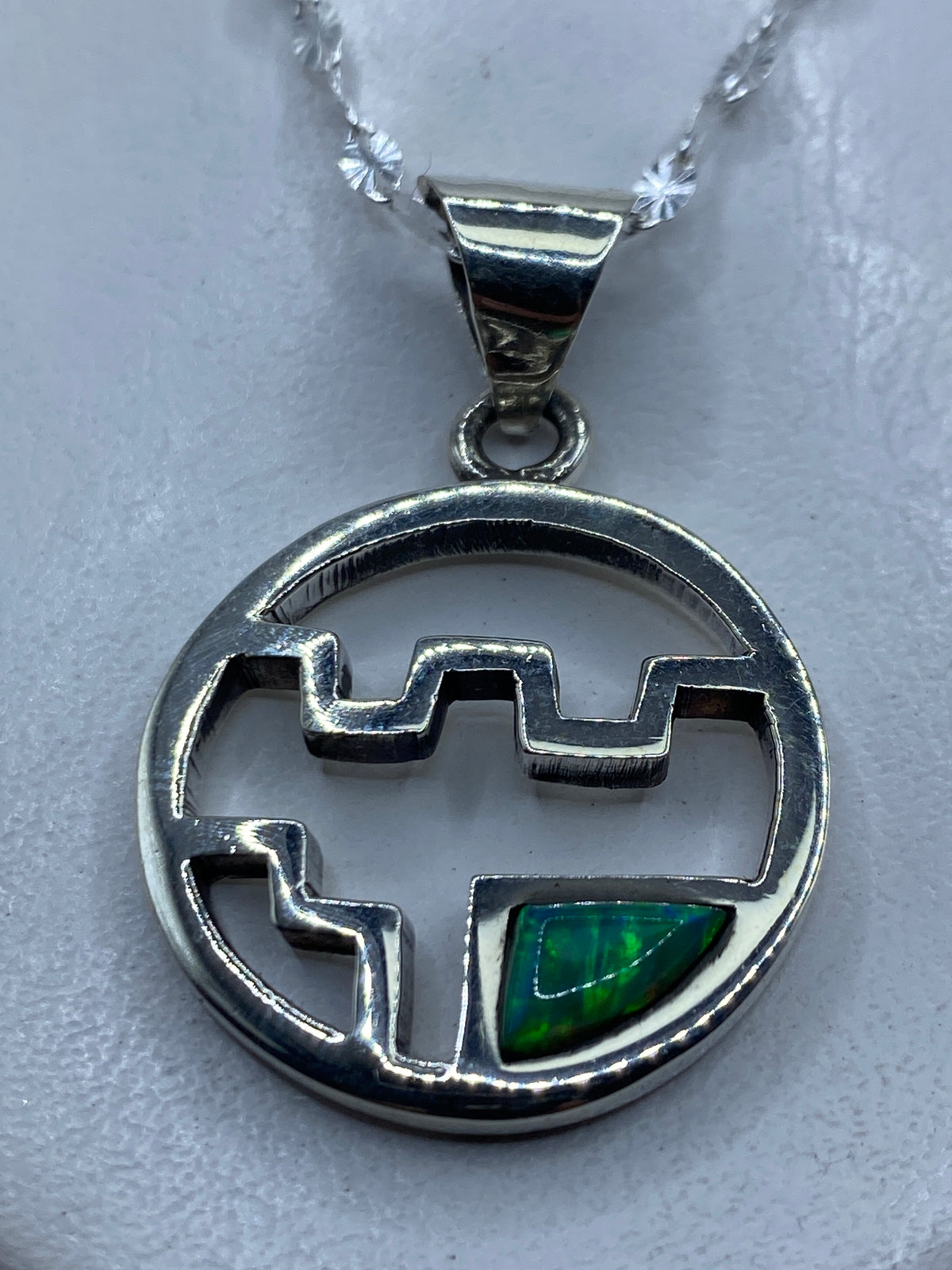 Dije de plata .950 con Ópalo de Fuego verde limón, diseño prehispánico circular, colgado en cadena
