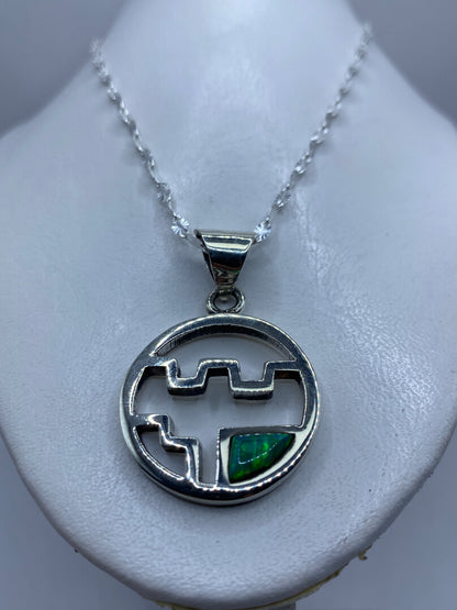 Detalle frontal del Ópalo de Fuego engastado a mano en plata pura