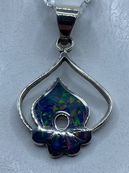 Dije de plata .925 con ópalo de fuego azul engastado a mano, forma flor, Taxco