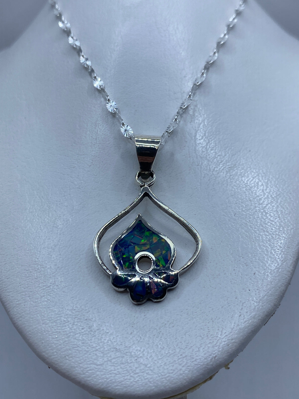 Detalle del engaste a mano del ópalo de fuego azul en plata de Taxco