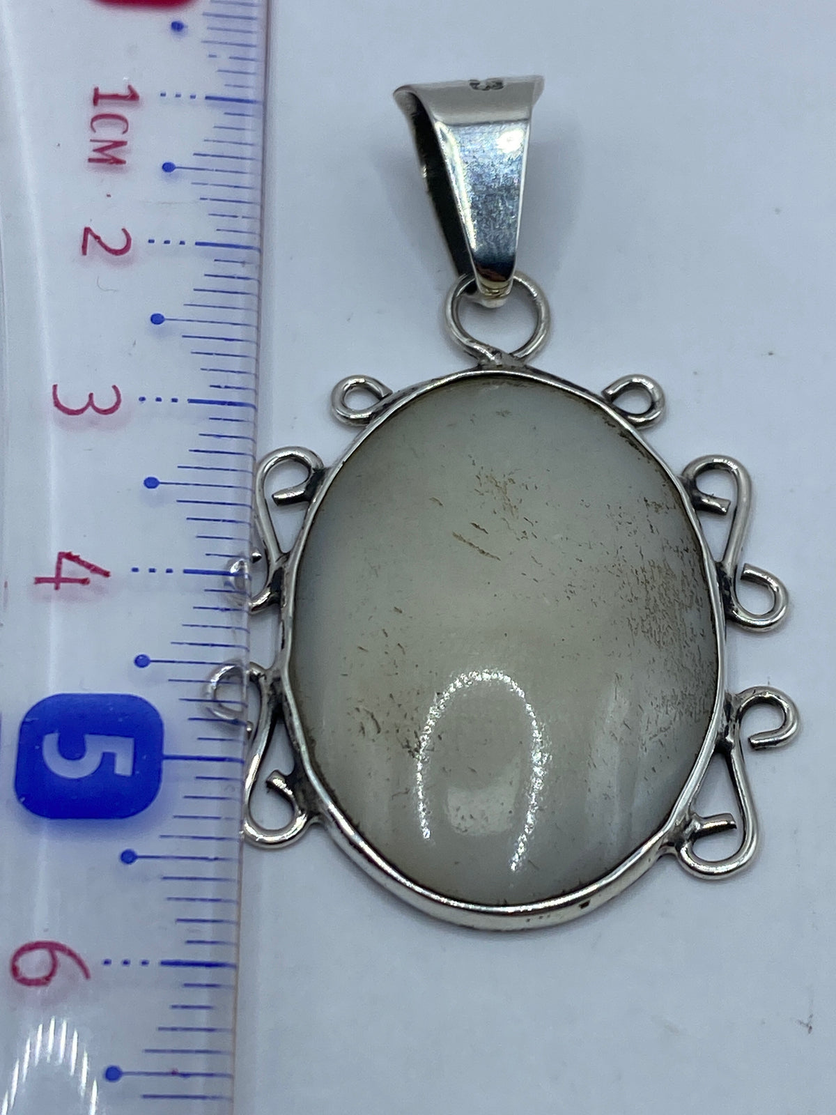 Detalle del engaste a mano de la perla en plata .950 pura