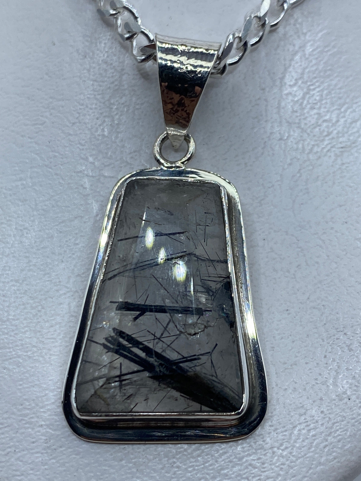 Dije de plata .925 con piedra cristalina natural engastada, 5.5 cm de largo en cadena de plata