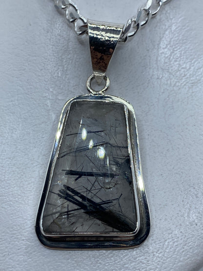 Dije de plata .925 con piedra cristalina natural engastada, 5.5 cm de largo en cadena de plata
