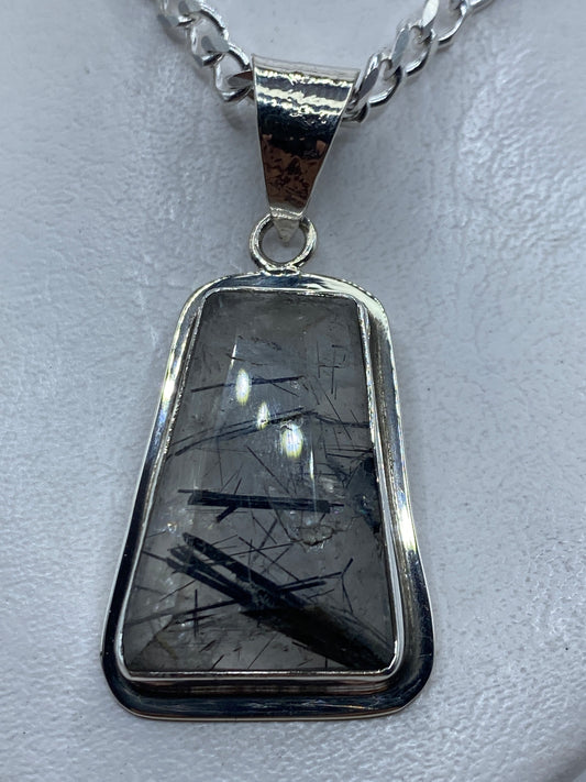 Dije de plata .925 con piedra cristalina natural engastada, 5.5 cm de largo en cadena de plata