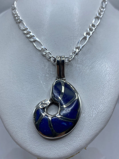Detalle del engaste de la piedra azul en plata pura, mostrando el trabajo a mano