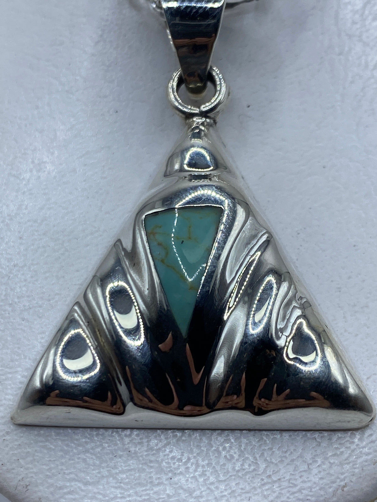 Dije triangular de plata .925 con turquesa azul cielo engastada en el centro, sobre cadena de eslabones
