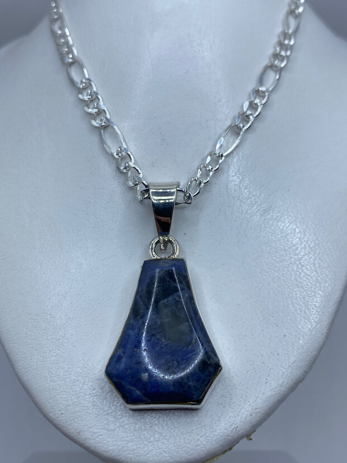 Detalle del engaste a mano de la piedra azul en el dije de Taxco